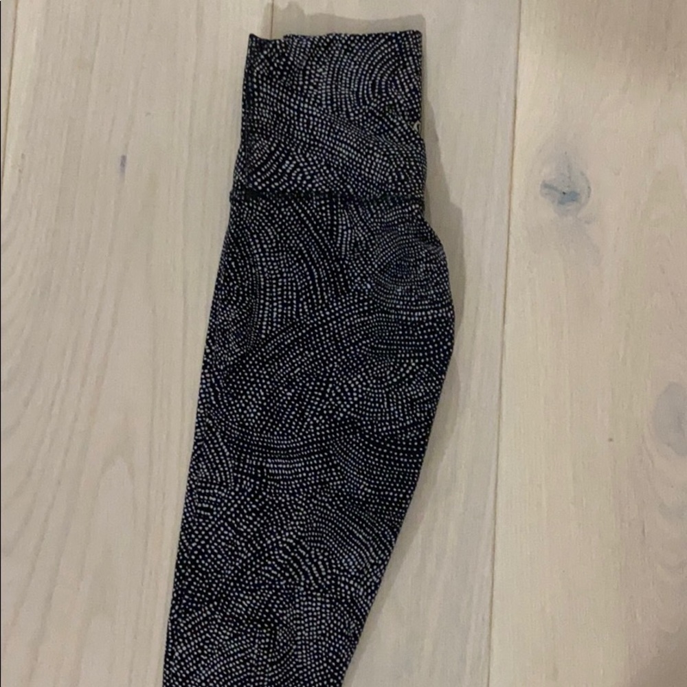 size 2, 28” align Lululemon leggings, worn once! - Picture 2 of 4